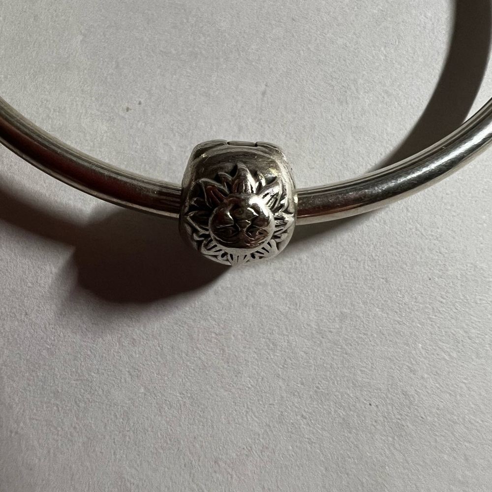 New Pandora bangle bracelet w/ heart clasp & 2 charms - Picture 6 of 6